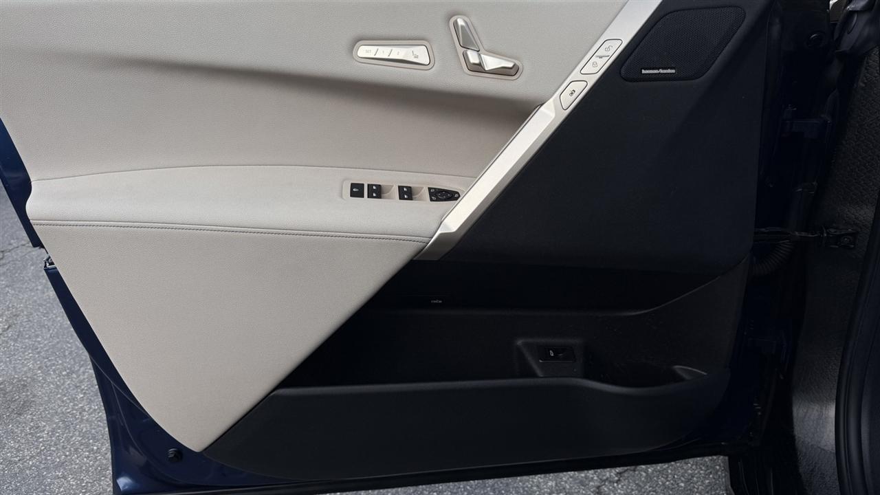 BMW iX photo 25