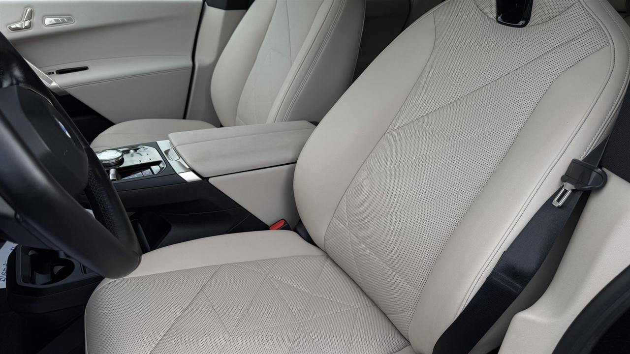 BMW iX photo 29