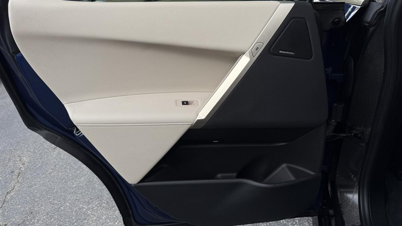 BMW iX photo 30