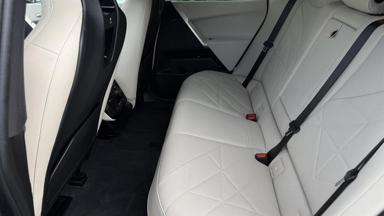 BMW iX photo 31