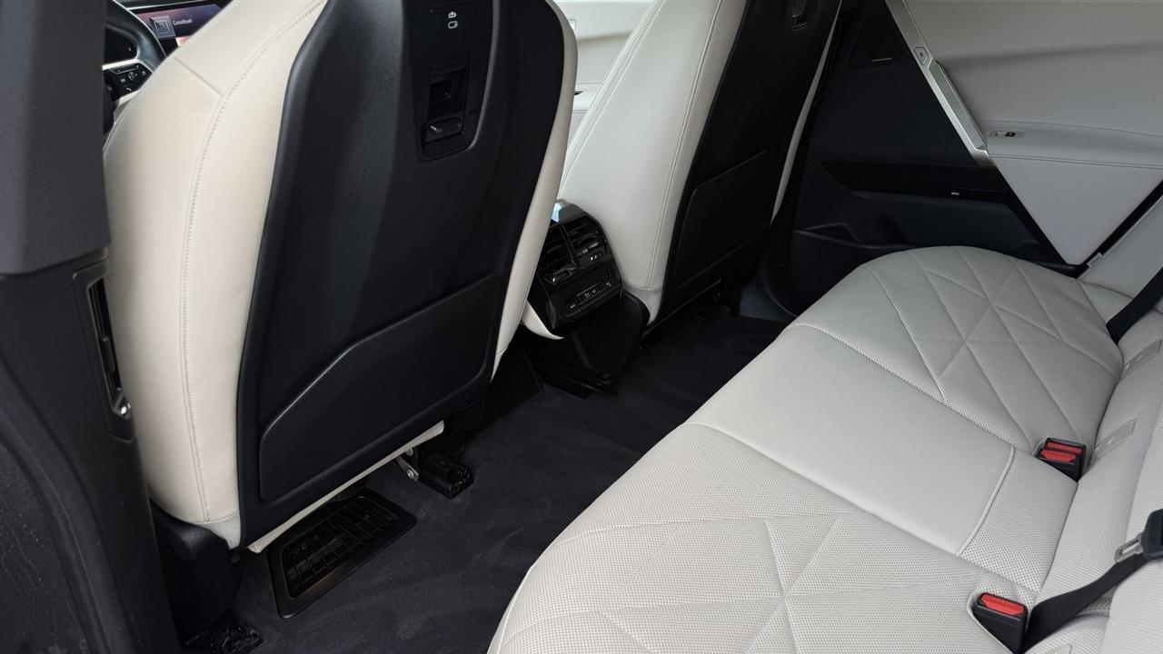 BMW iX photo 32