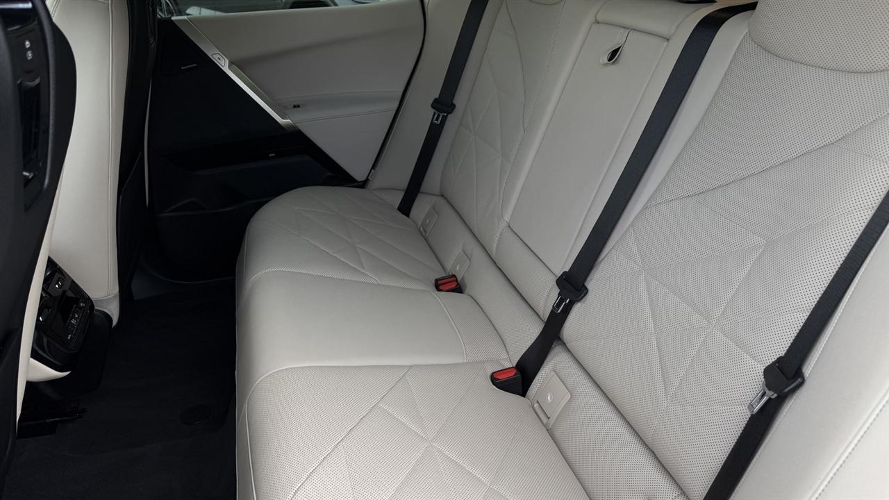 BMW iX photo 33