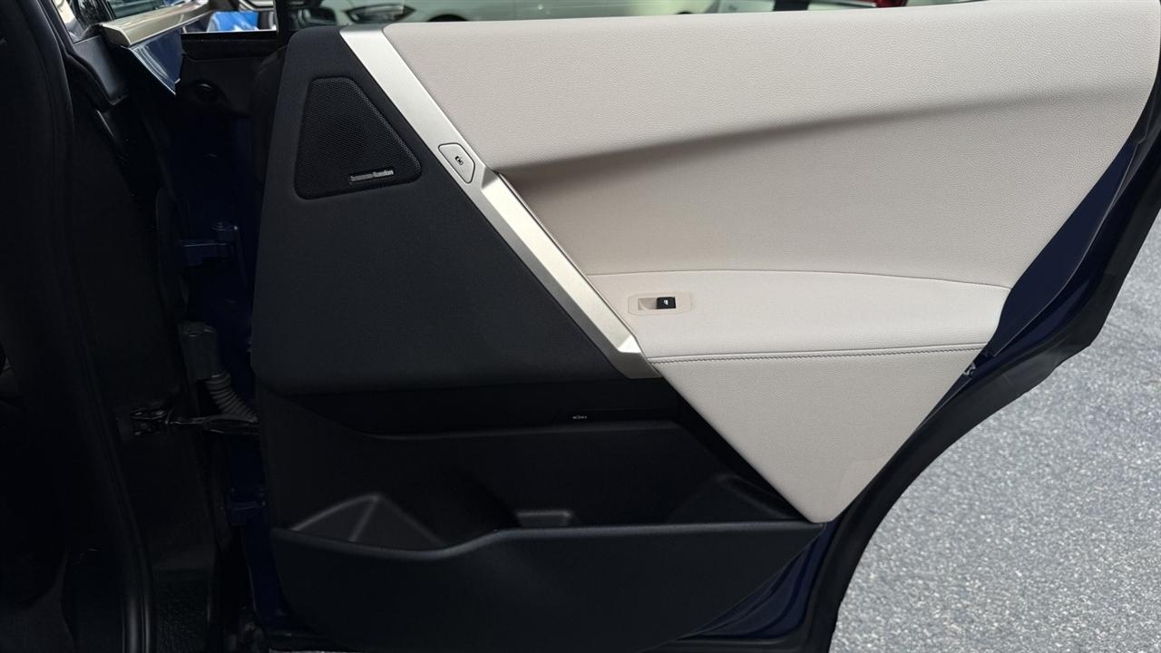 BMW iX photo 35