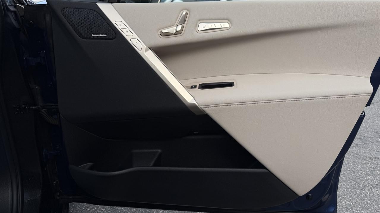 BMW iX photo 42