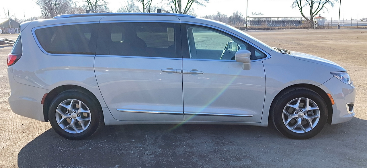 Chrysler Pacifica Touring-L Plus FWD 2017