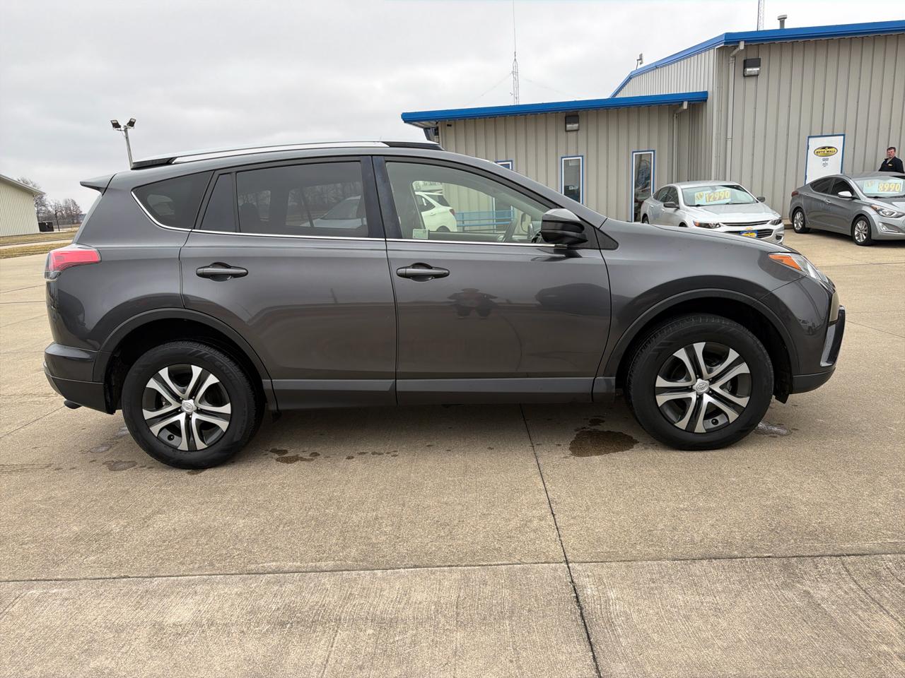 Toyota RAV4 LE AWD (Natl) 2017