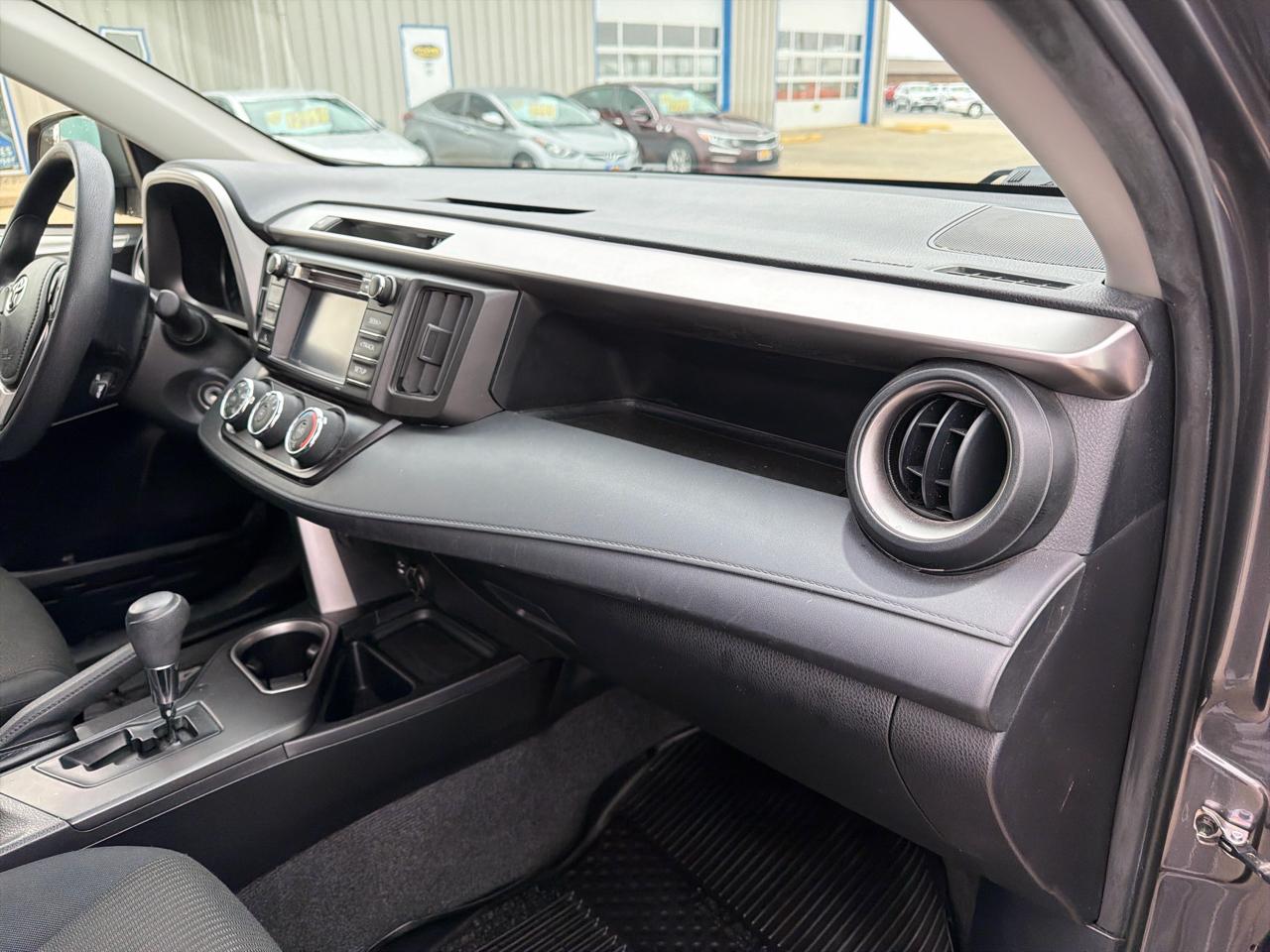 Toyota RAV4 LE AWD (Natl) 2017