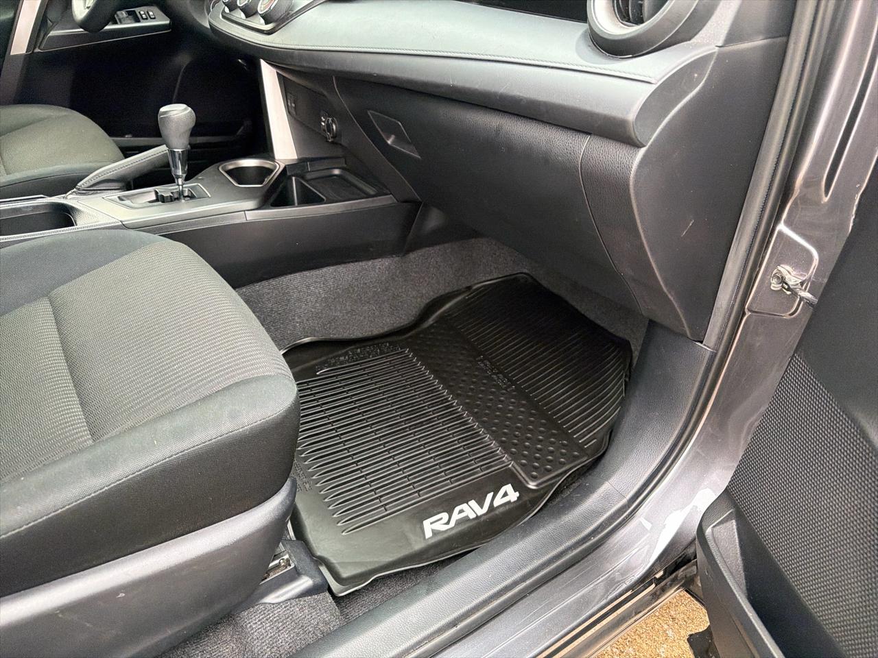 Toyota RAV4 LE AWD (Natl) 2017