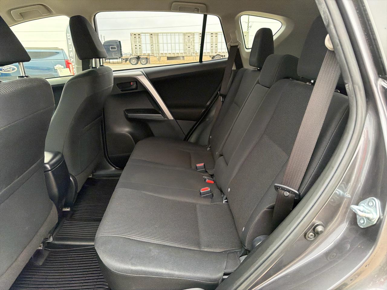 Toyota RAV4 LE AWD (Natl) 2017