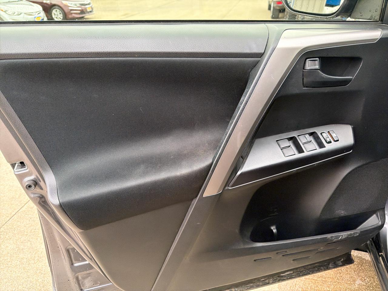 Toyota RAV4 LE AWD (Natl) 2017