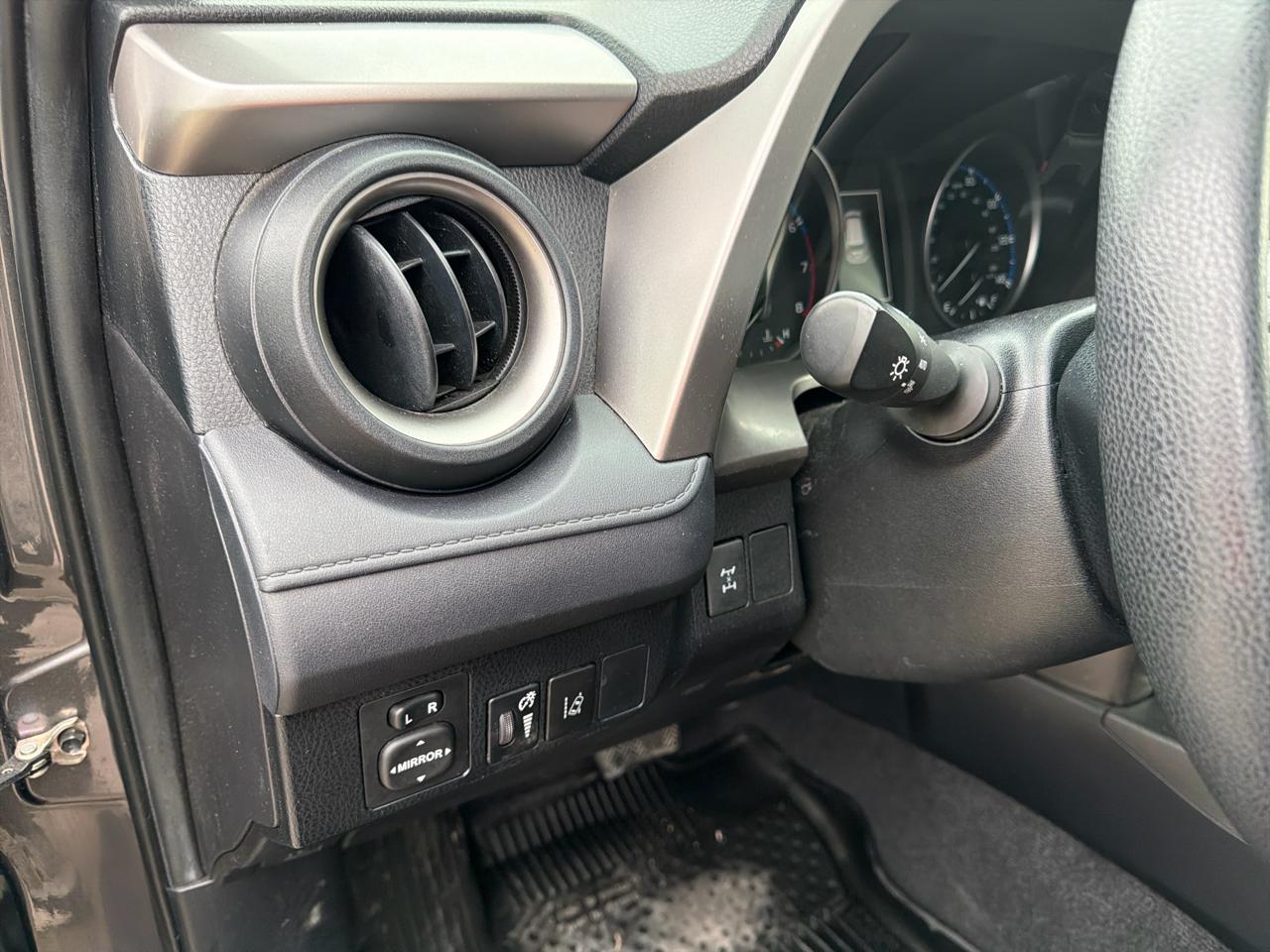 Toyota RAV4 LE AWD (Natl) 2017