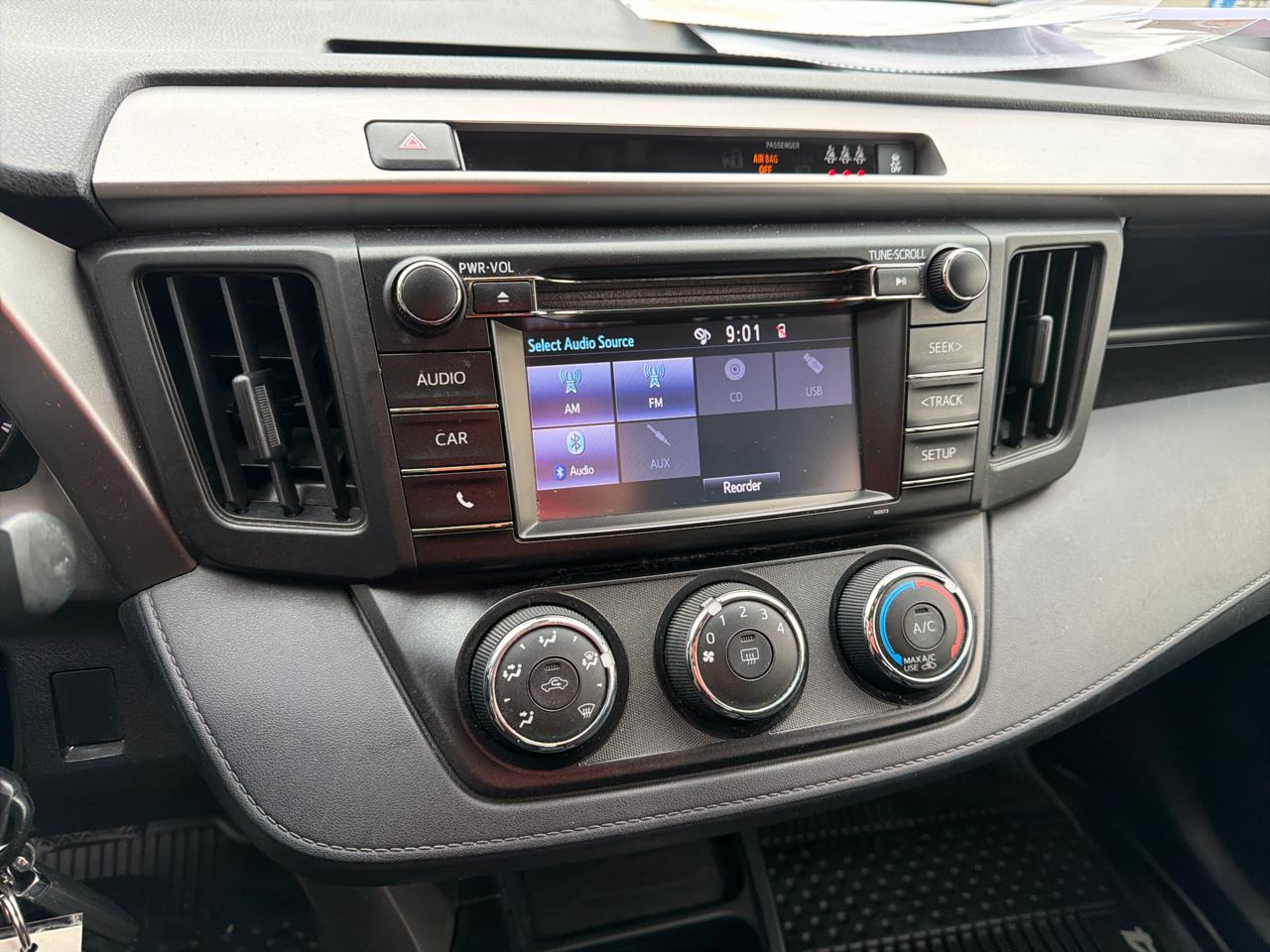 Toyota RAV4 LE AWD (Natl) 2017