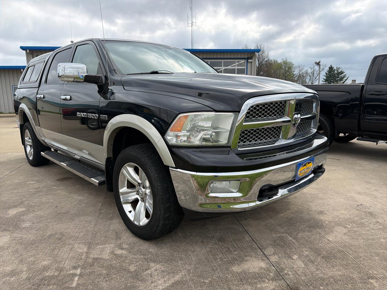 RAM 1500 4WD Crew Cab 140.5" Laramie 2011