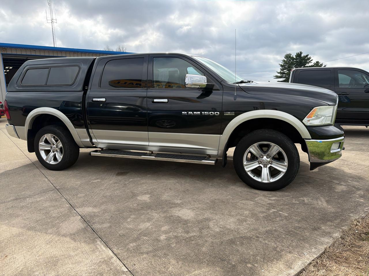 RAM 1500 4WD Crew Cab 140.5" Laramie 2011