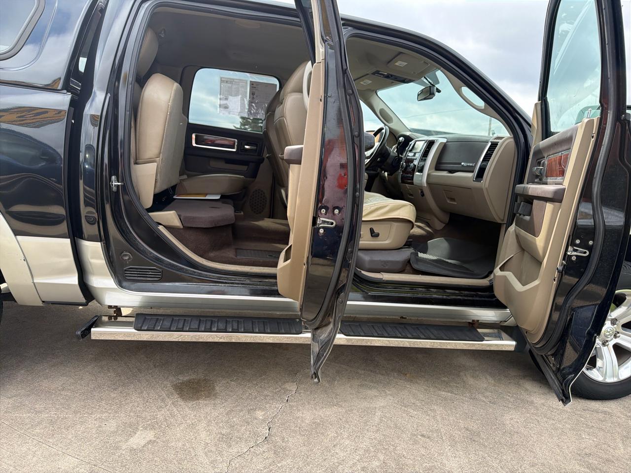 RAM 1500 4WD Crew Cab 140.5" Laramie 2011