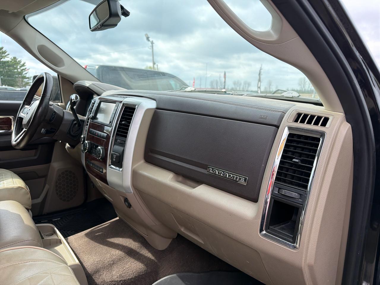 RAM 1500 4WD Crew Cab 140.5" Laramie 2011