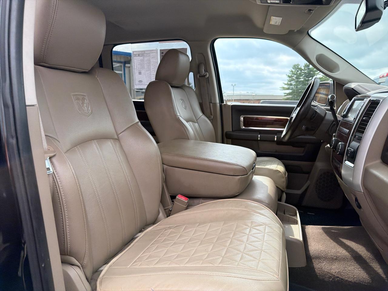 RAM 1500 4WD Crew Cab 140.5" Laramie 2011