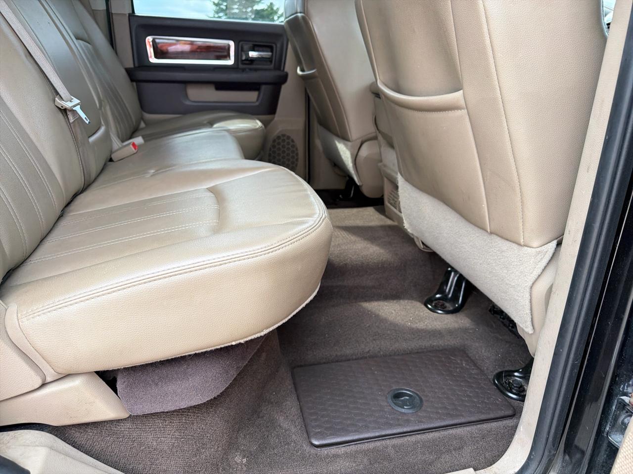 RAM 1500 4WD Crew Cab 140.5" Laramie 2011