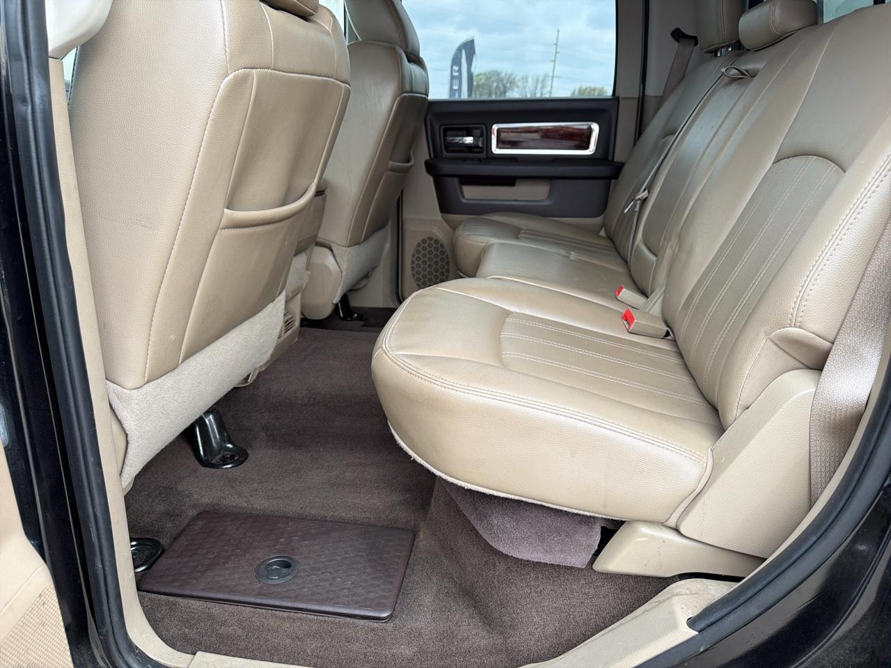 RAM 1500 4WD Crew Cab 140.5" Laramie 2011