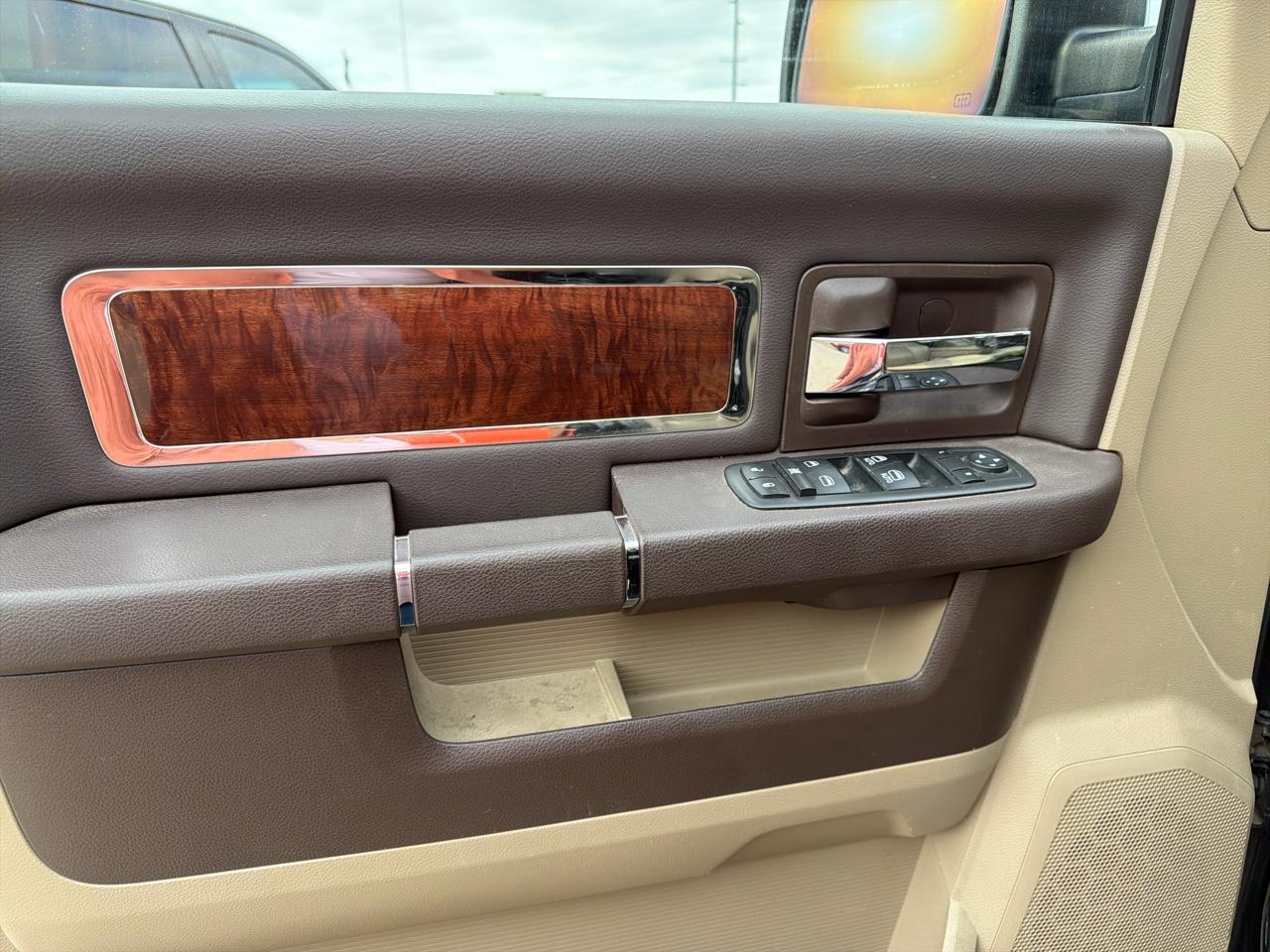 RAM 1500 4WD Crew Cab 140.5" Laramie 2011