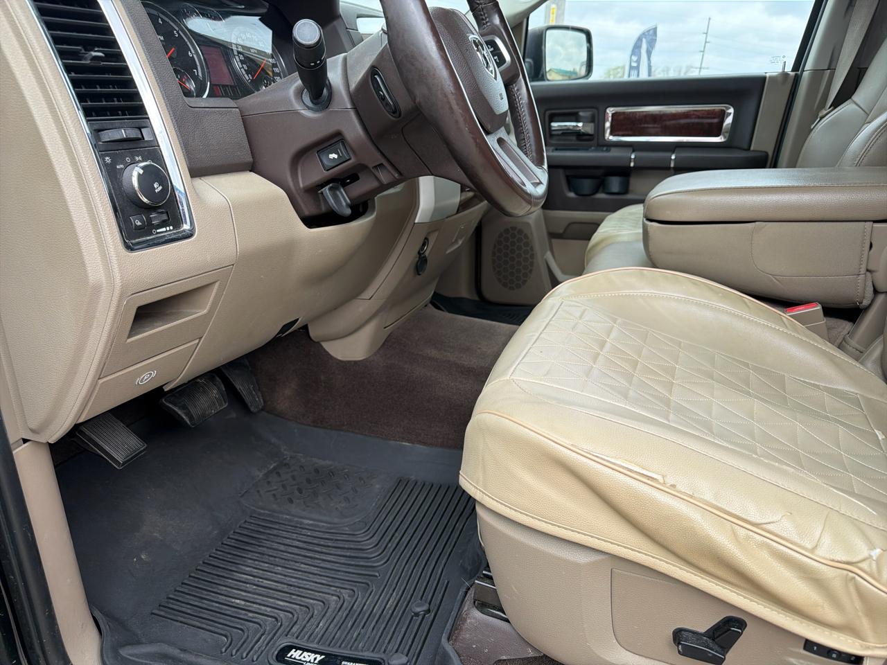 RAM 1500 4WD Crew Cab 140.5" Laramie 2011