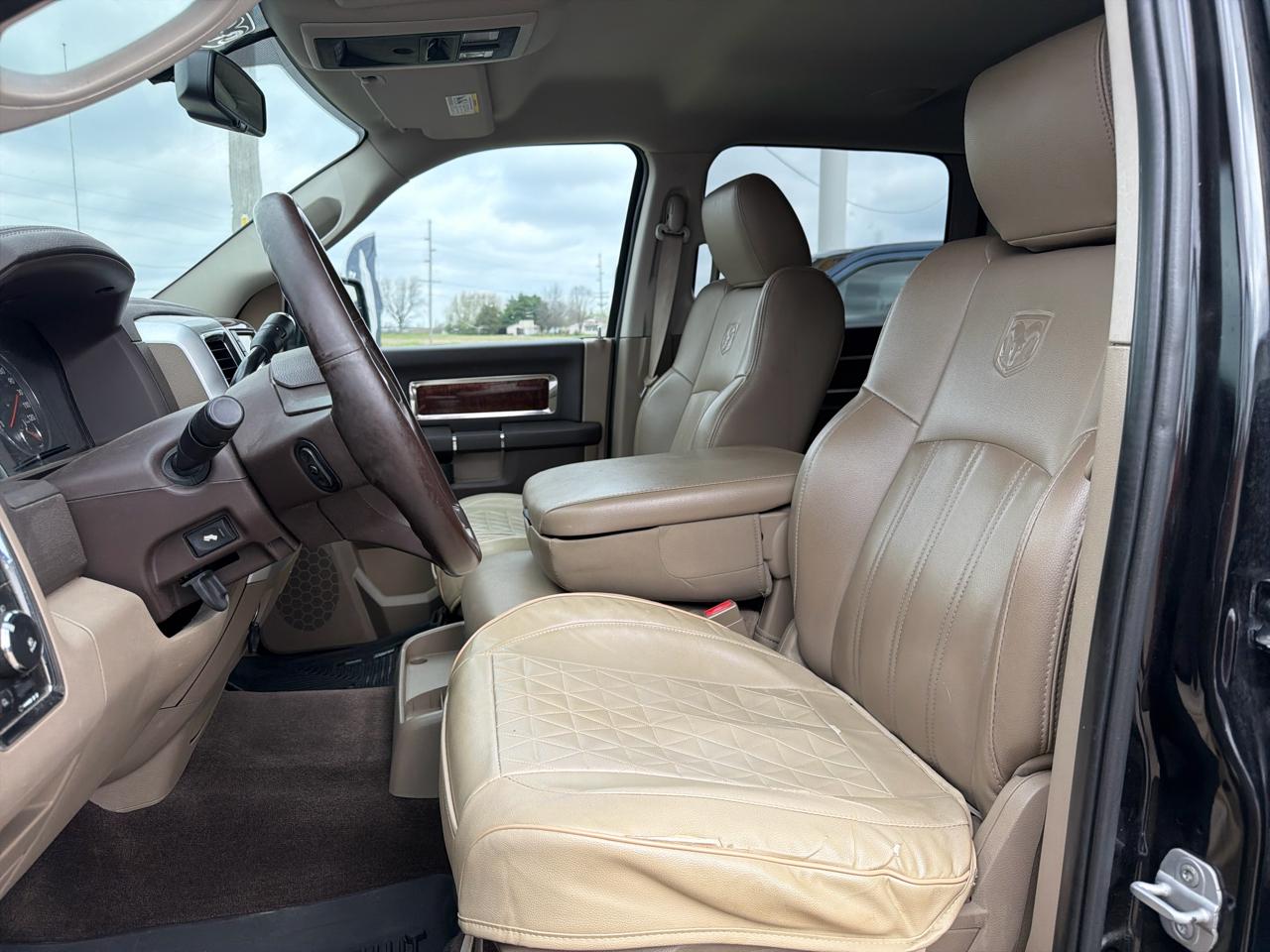 RAM 1500 4WD Crew Cab 140.5" Laramie 2011