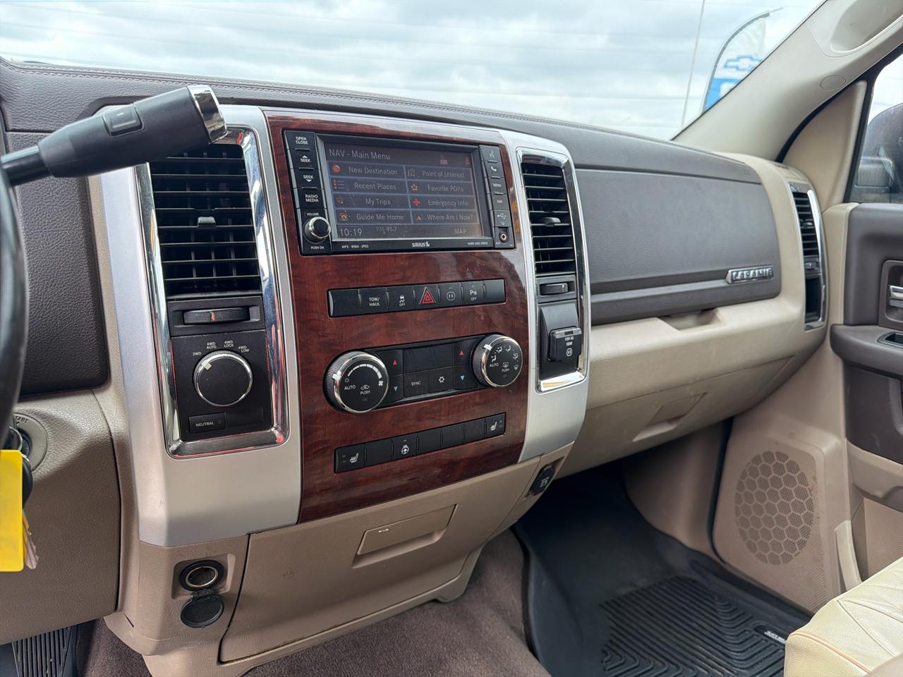 RAM 1500 4WD Crew Cab 140.5" Laramie 2011