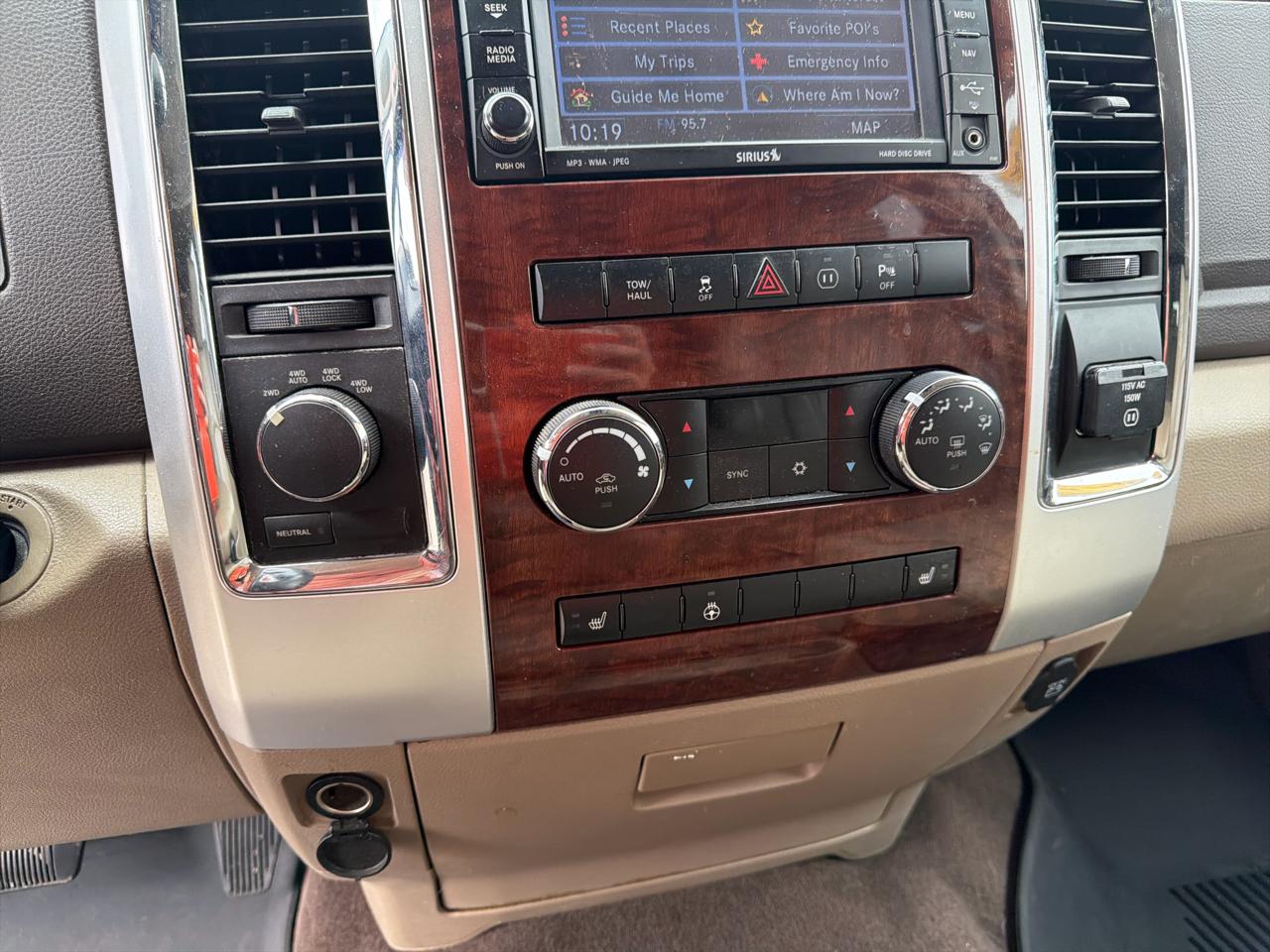 RAM 1500 4WD Crew Cab 140.5" Laramie 2011