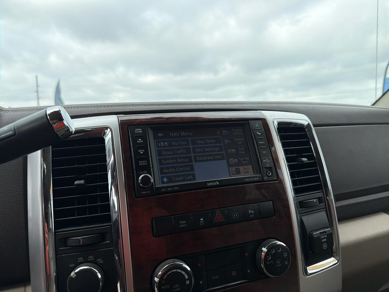 RAM 1500 4WD Crew Cab 140.5" Laramie 2011