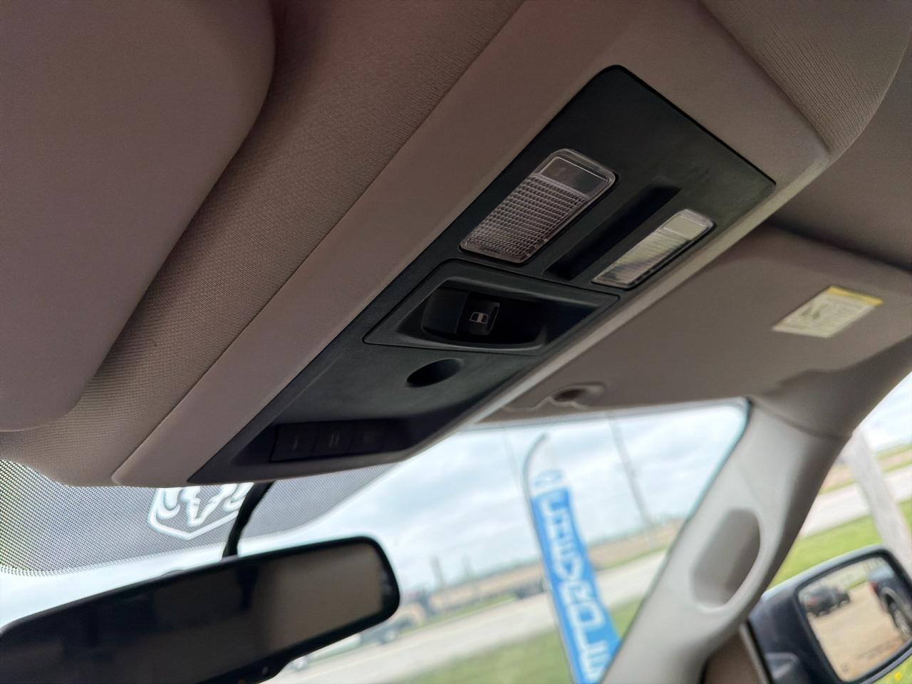 RAM 1500 4WD Crew Cab 140.5" Laramie 2011