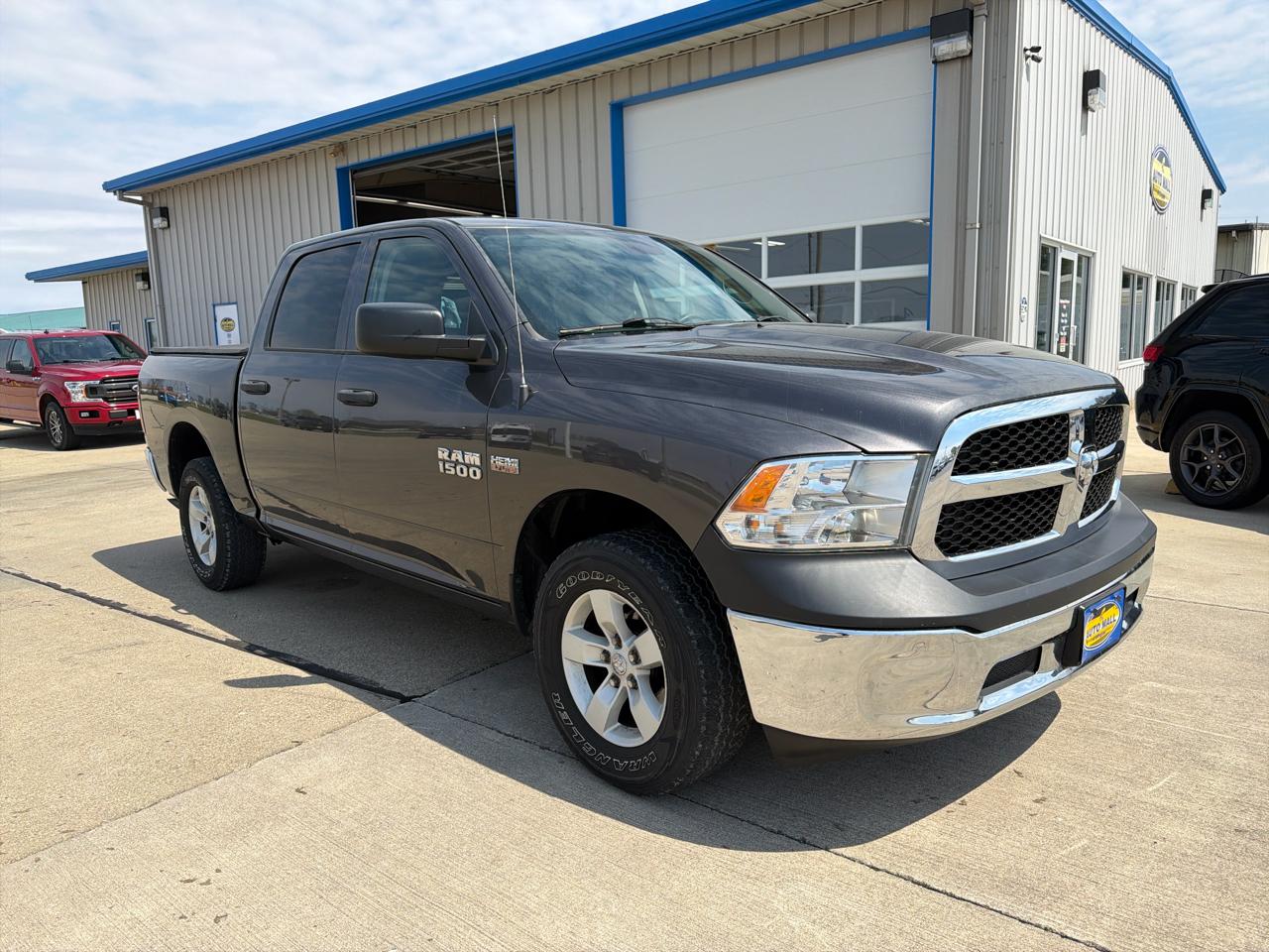 RAM 1500 4WD Crew Cab 140.5" Tradesman 2016