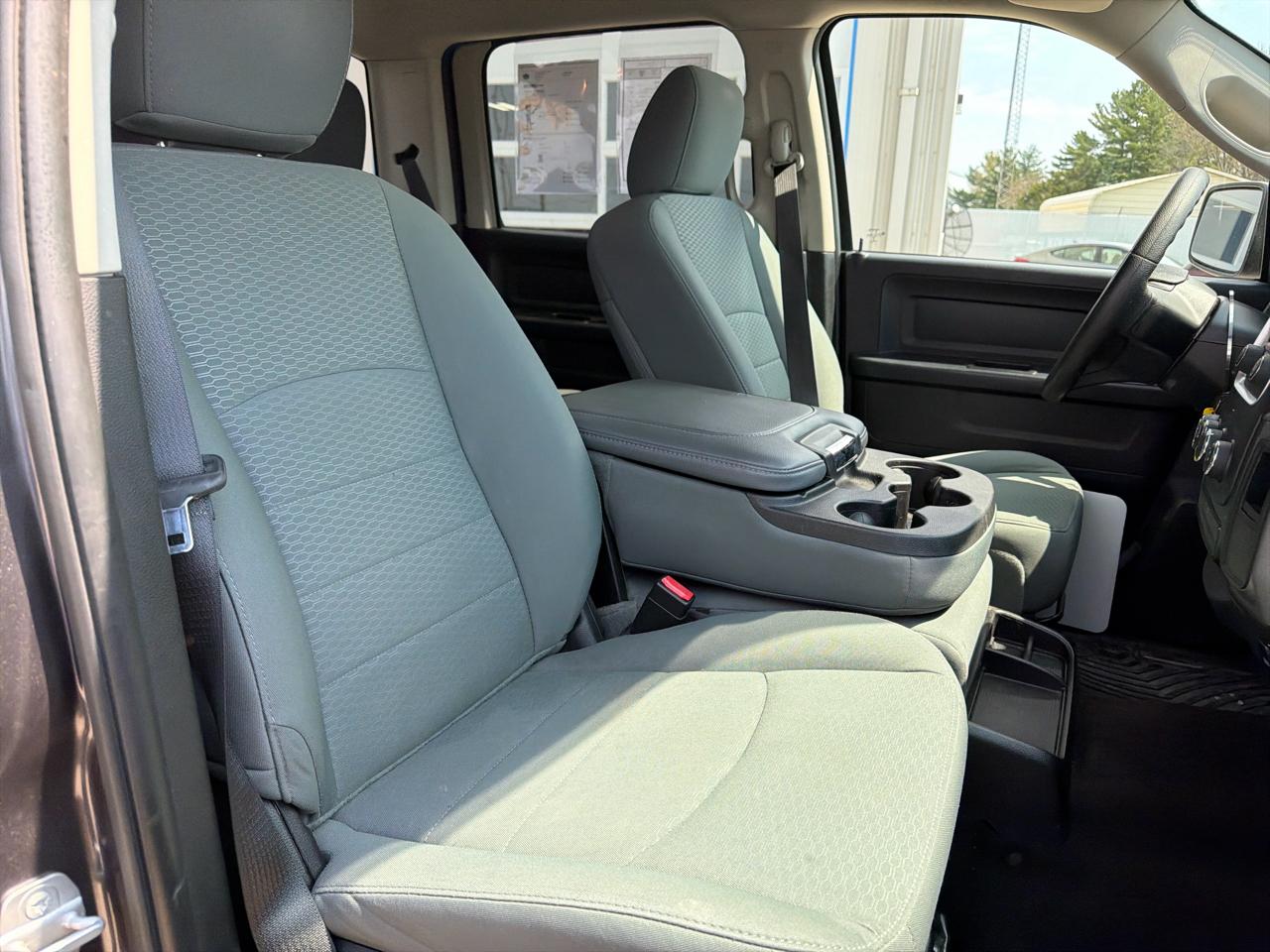 RAM 1500 4WD Crew Cab 140.5" Tradesman 2016