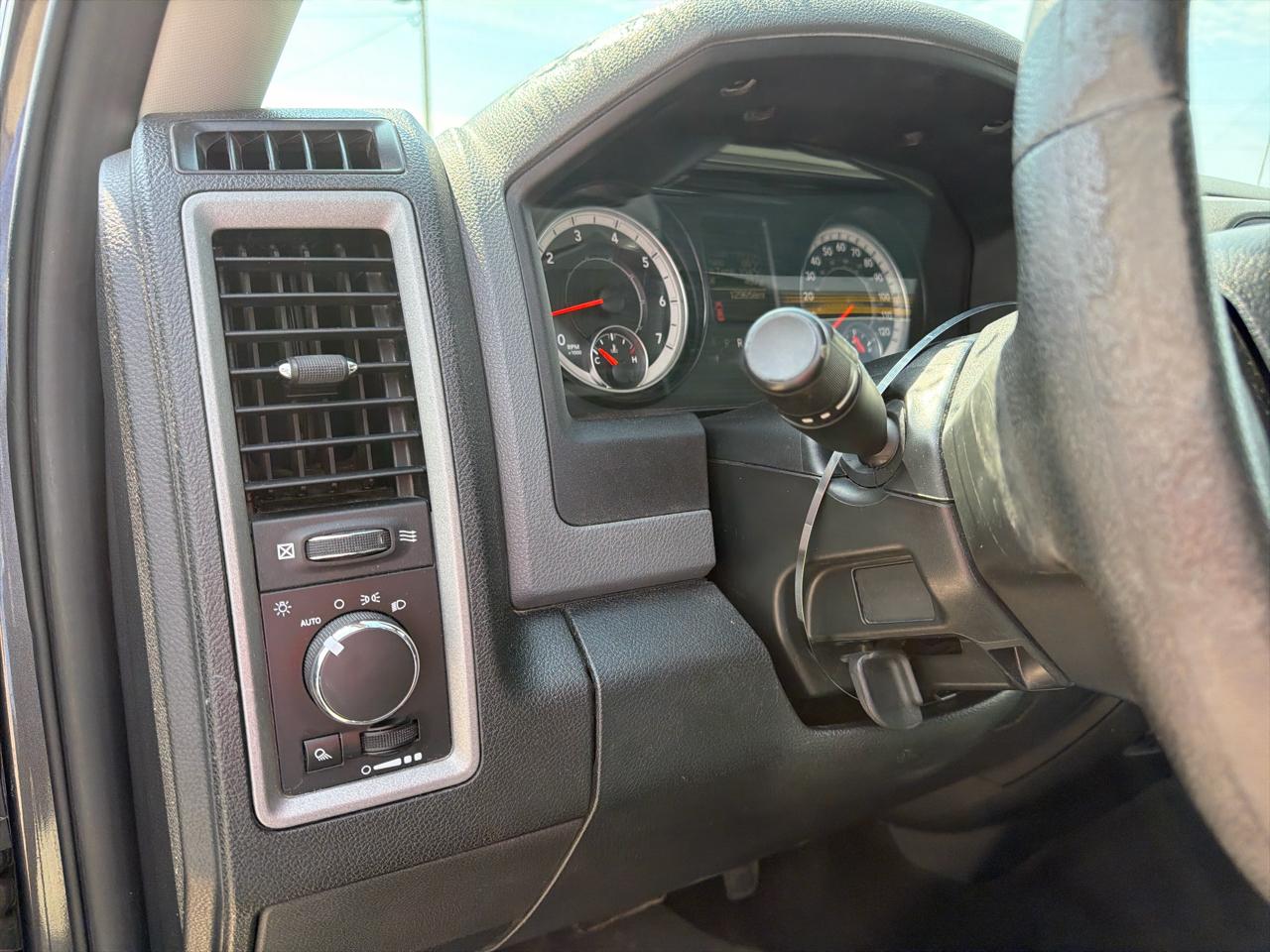 RAM 1500 4WD Crew Cab 140.5" Tradesman 2016