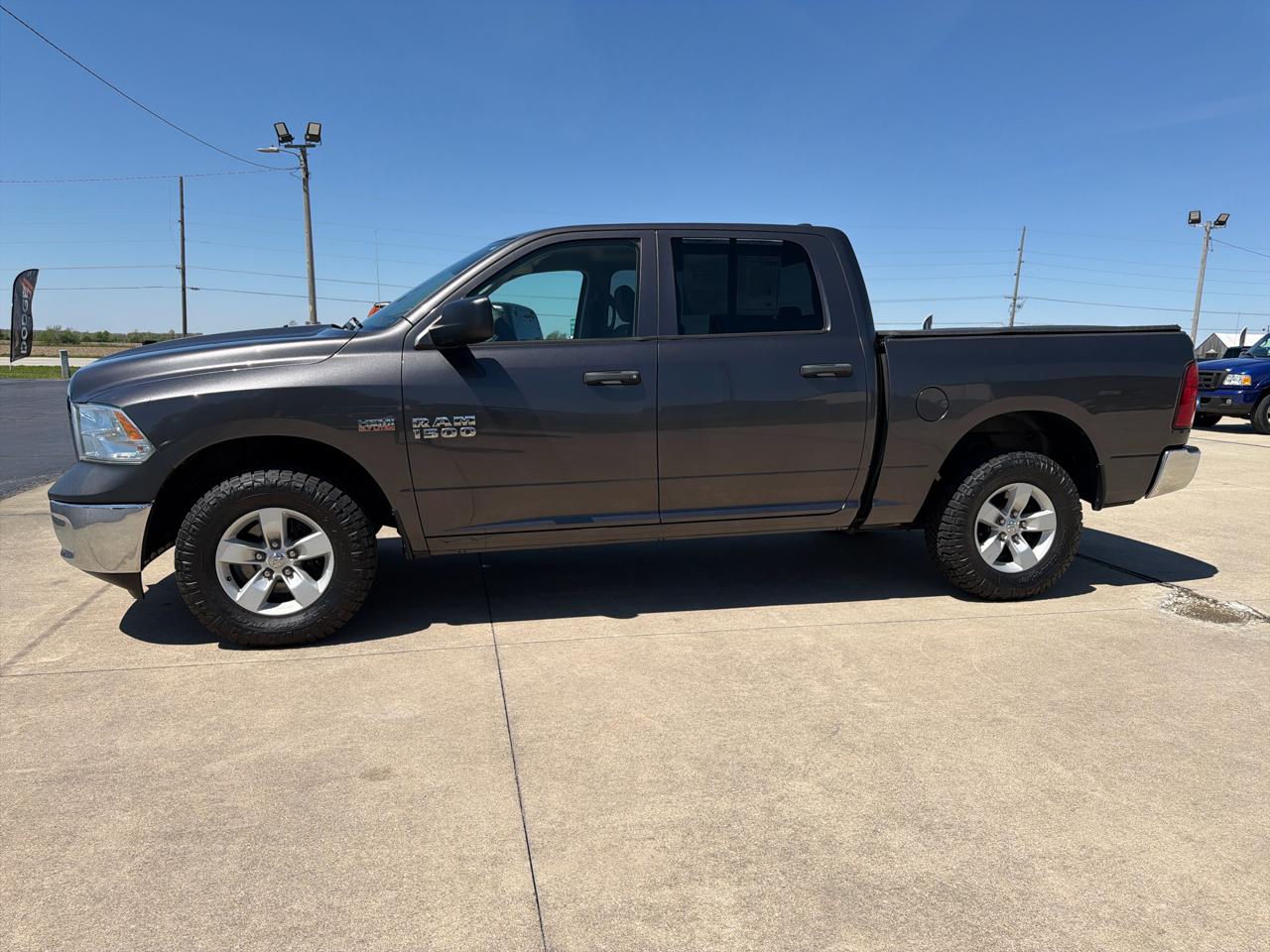 RAM 1500 4WD Crew Cab 140.5" Tradesman 2016