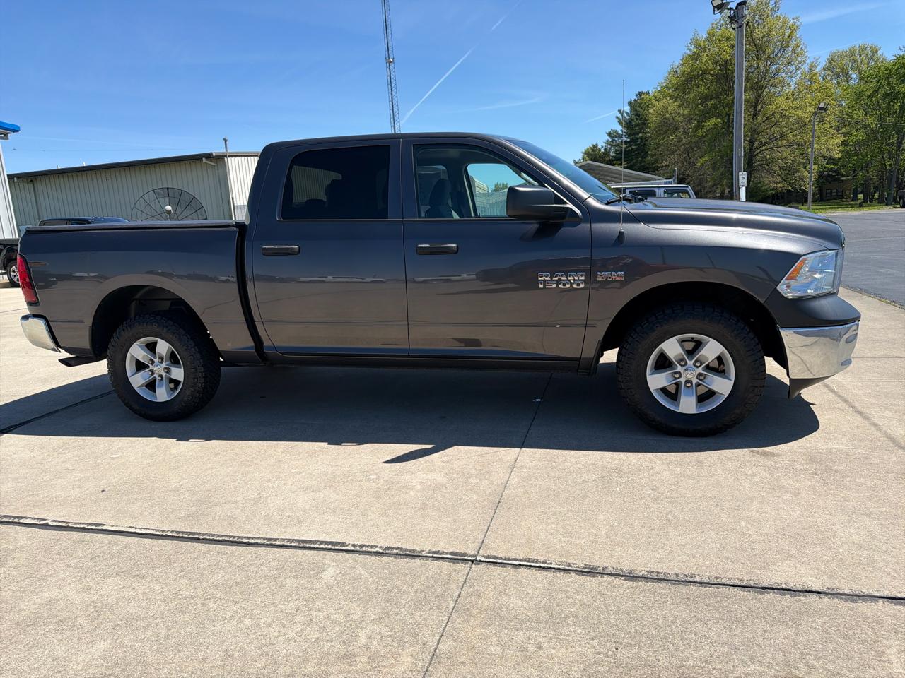 RAM 1500 4WD Crew Cab 140.5" Tradesman 2016
