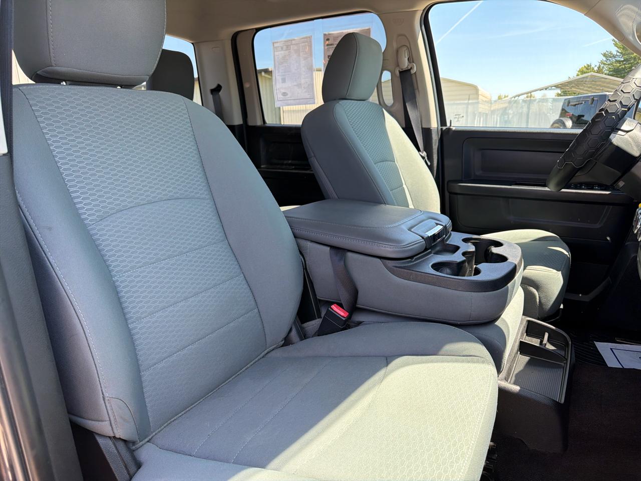 RAM 1500 4WD Crew Cab 140.5" Tradesman 2016