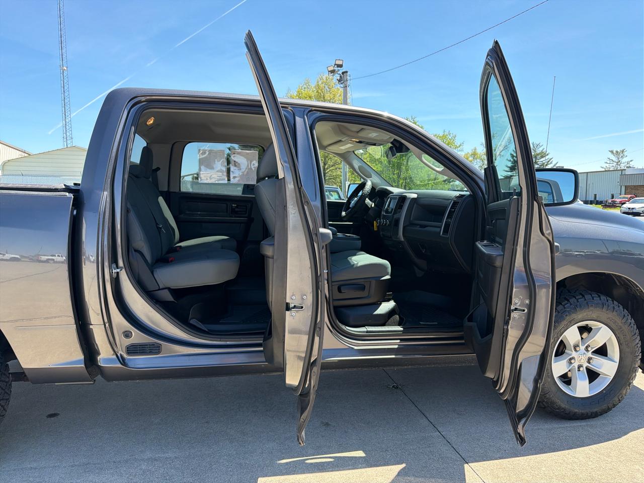 RAM 1500 4WD Crew Cab 140.5" Tradesman 2016