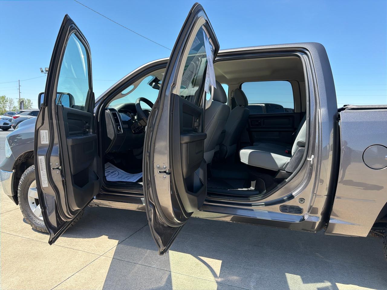 RAM 1500 4WD Crew Cab 140.5" Tradesman 2016