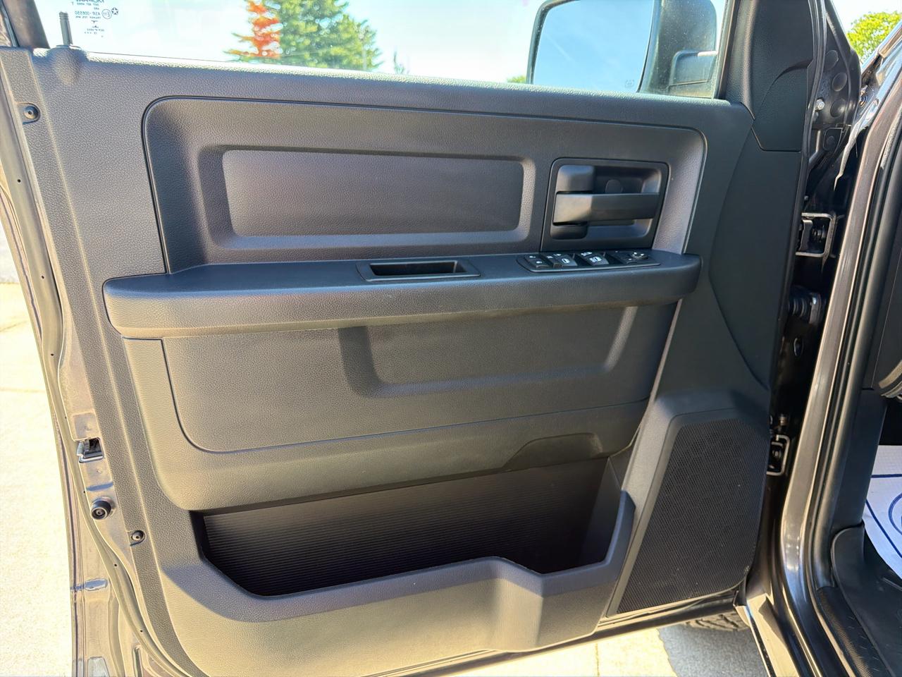 RAM 1500 4WD Crew Cab 140.5" Tradesman 2016
