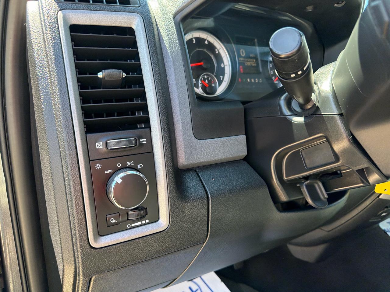 RAM 1500 4WD Crew Cab 140.5" Tradesman 2016