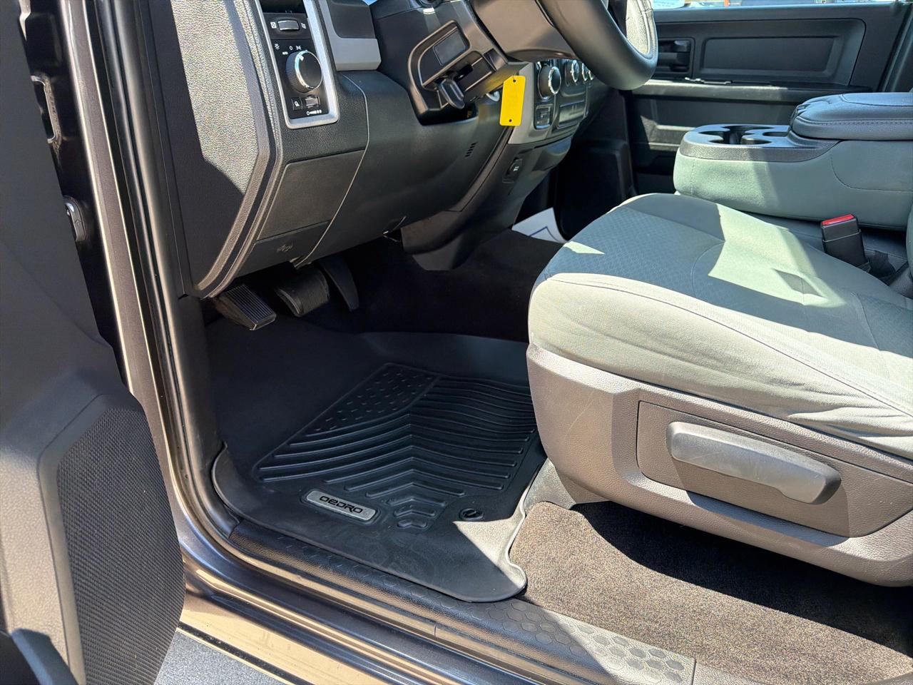 RAM 1500 4WD Crew Cab 140.5" Tradesman 2016