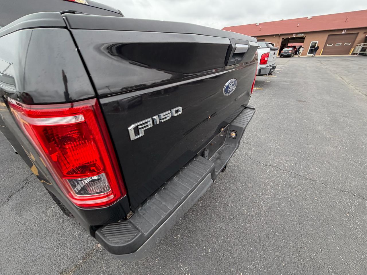 Ford F-150 4WD SuperCrew 145" Lariat 2015