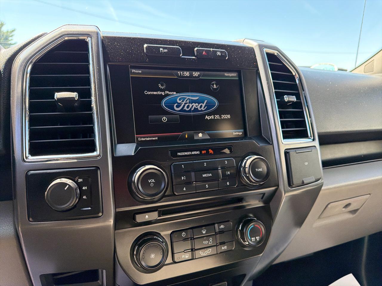 Ford F-150 4WD SuperCrew 145" Lariat 2015