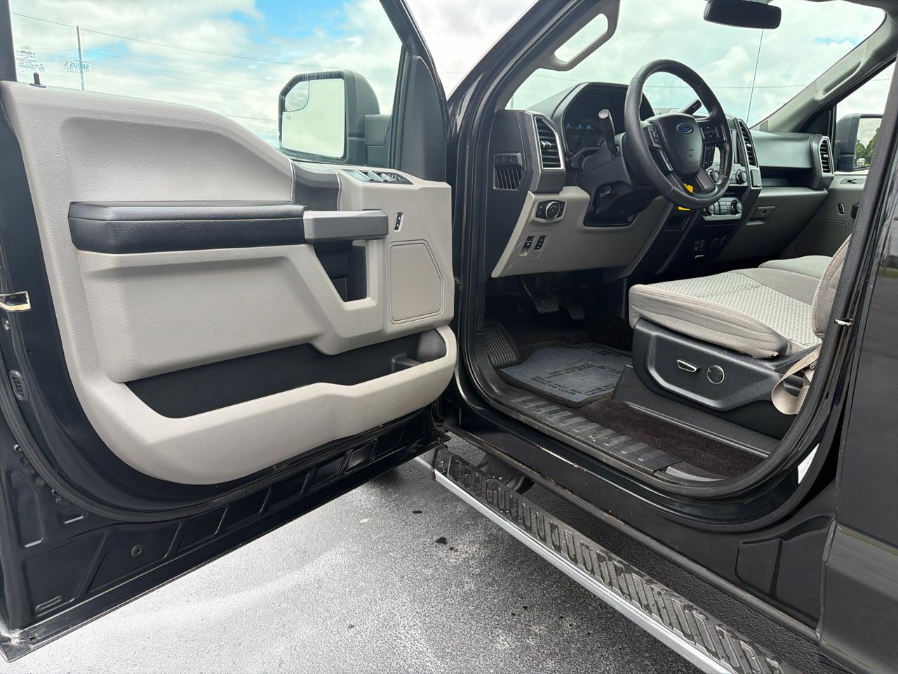 Ford F-150 4WD SuperCrew 145" Lariat 2015