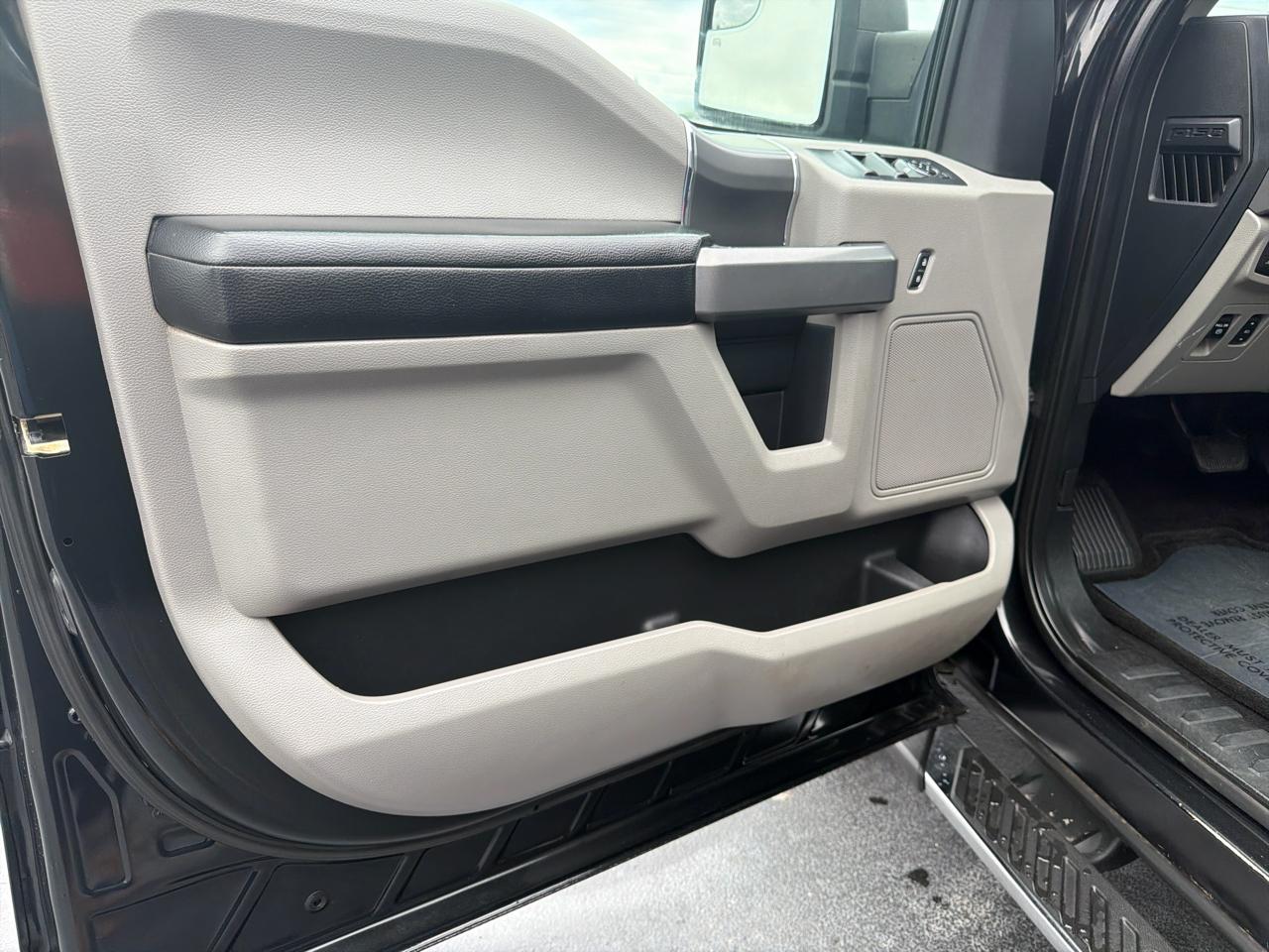 Ford F-150 4WD SuperCrew 145" Lariat 2015