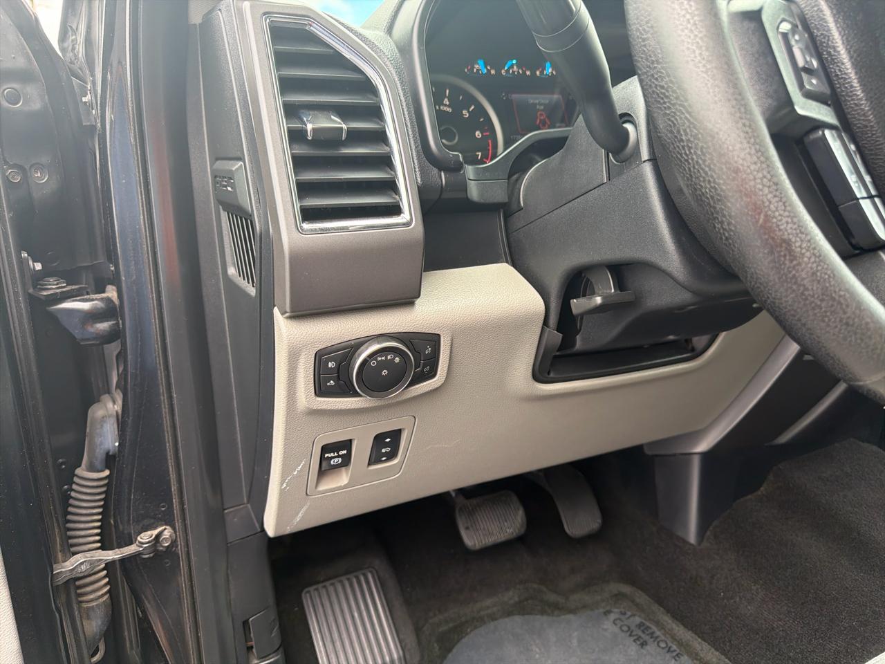 Ford F-150 4WD SuperCrew 145" Lariat 2015