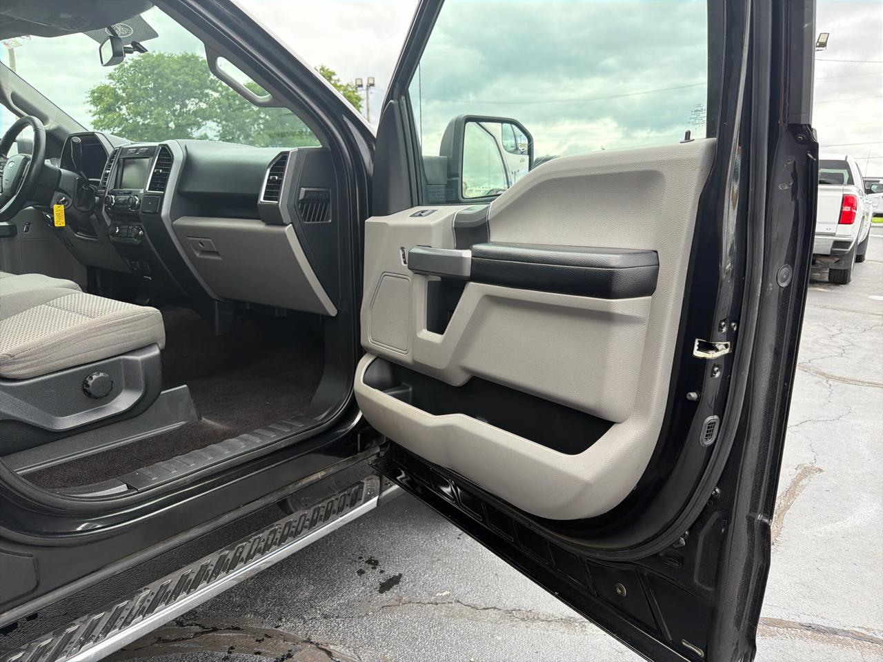 Ford F-150 4WD SuperCrew 145" Lariat 2015