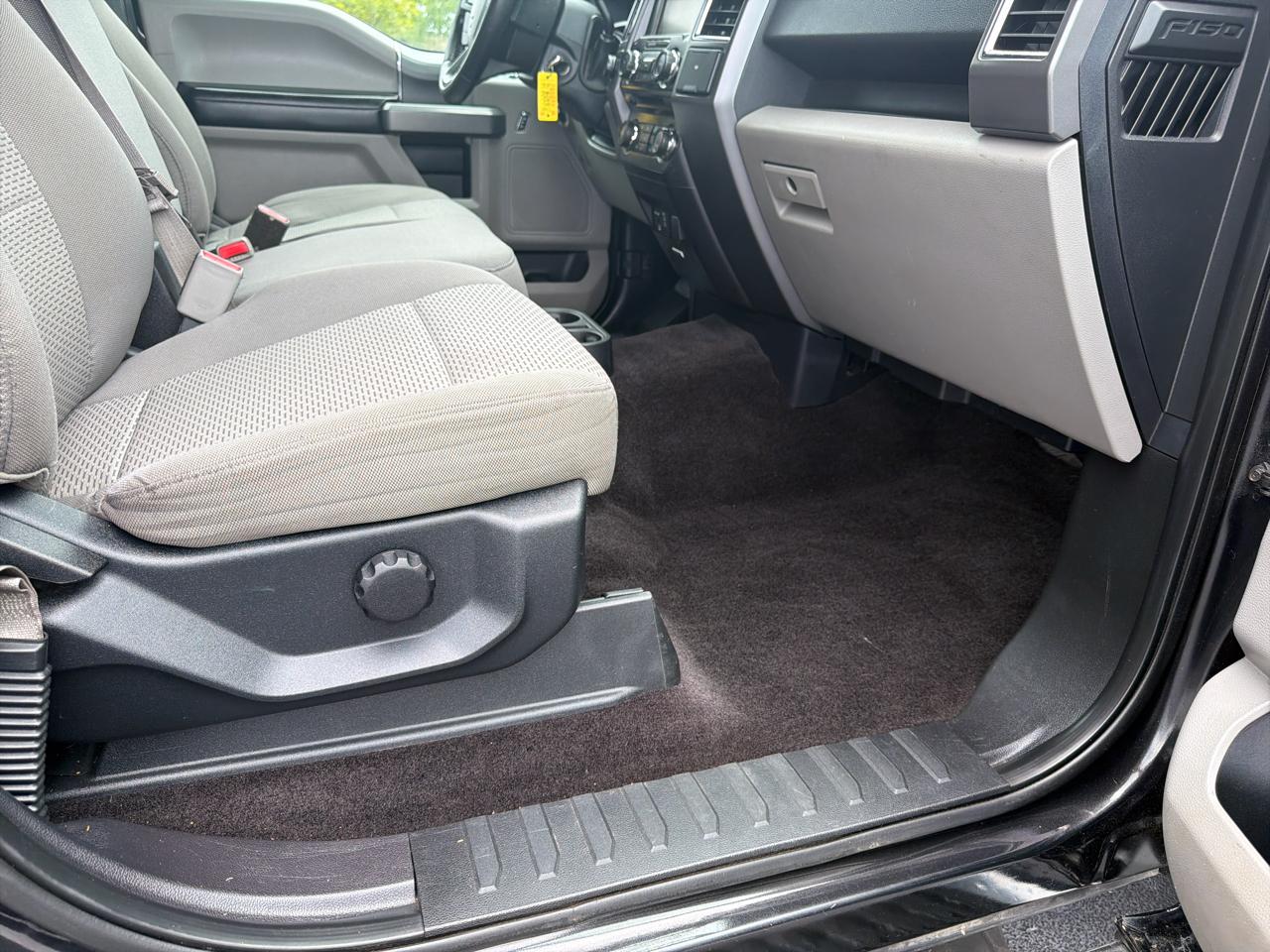 Ford F-150 4WD SuperCrew 145" Lariat 2015