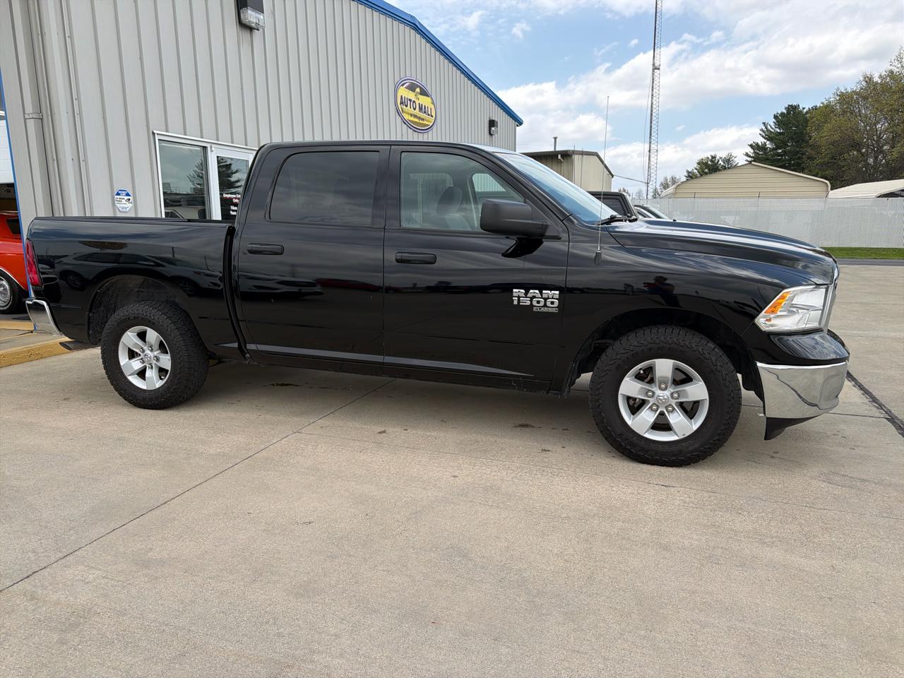 RAM 1500 Classic SLT 4x2 Crew Cab 5'7" Box 2022