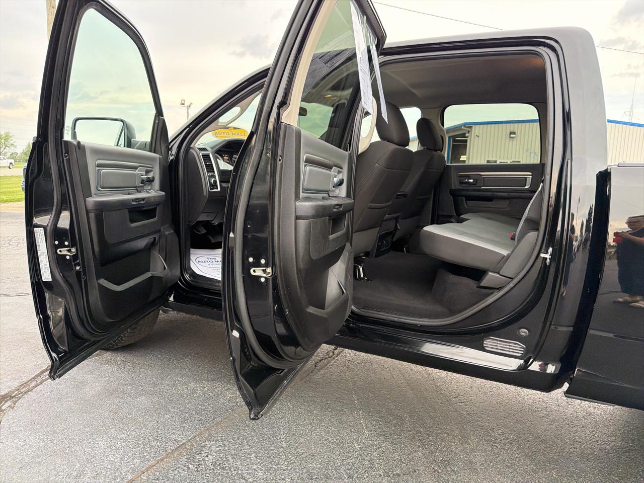 RAM 1500 Classic SLT 4x2 Crew Cab 5'7" Box 2022